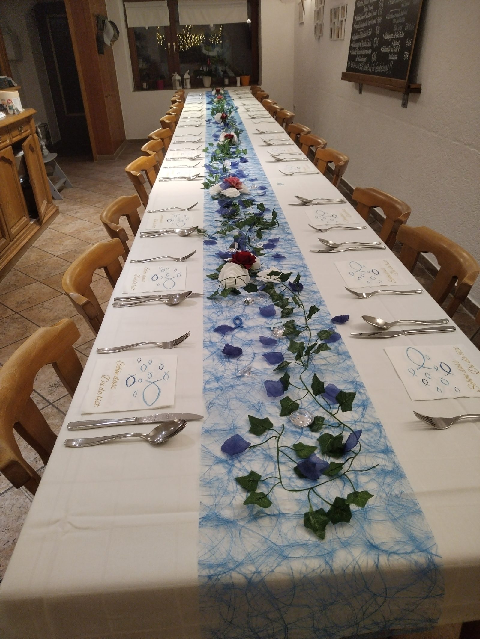 Lange Festtafel, blau dekoriert