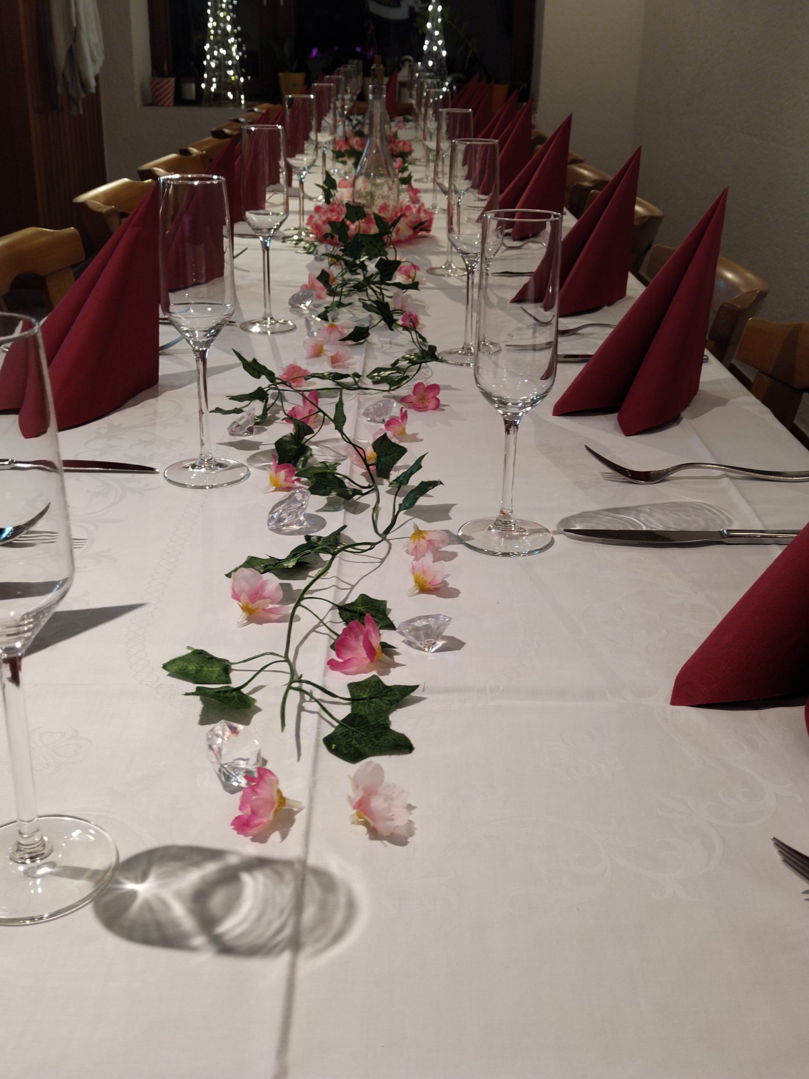 Festtafel mit Blütengirlande