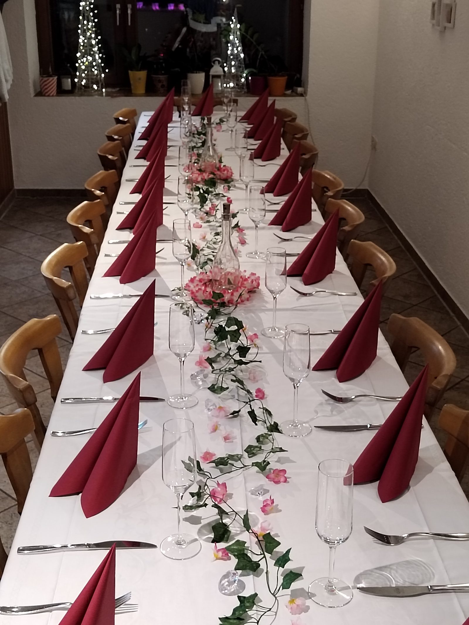 Festtafel mit bordeauxroten Servietten