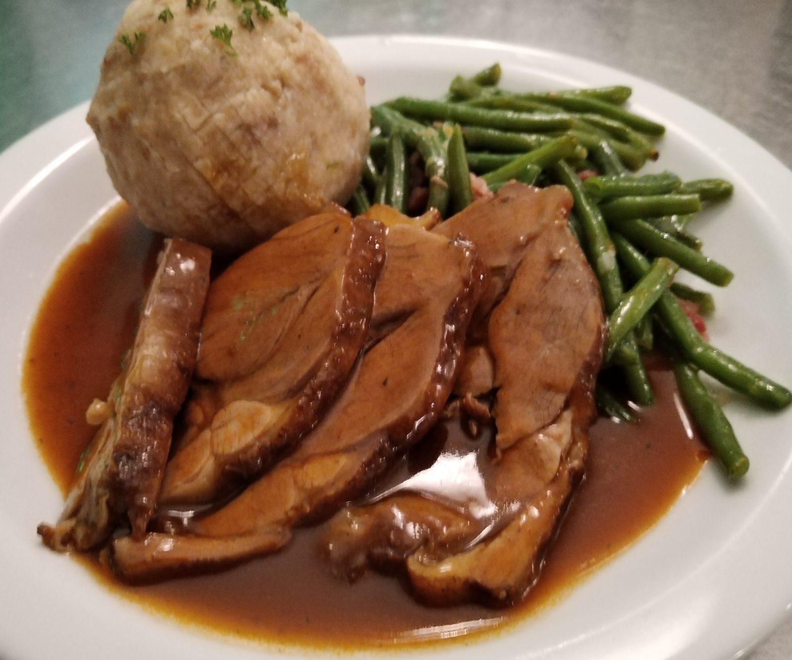 Schweinebraten, angerichtet
