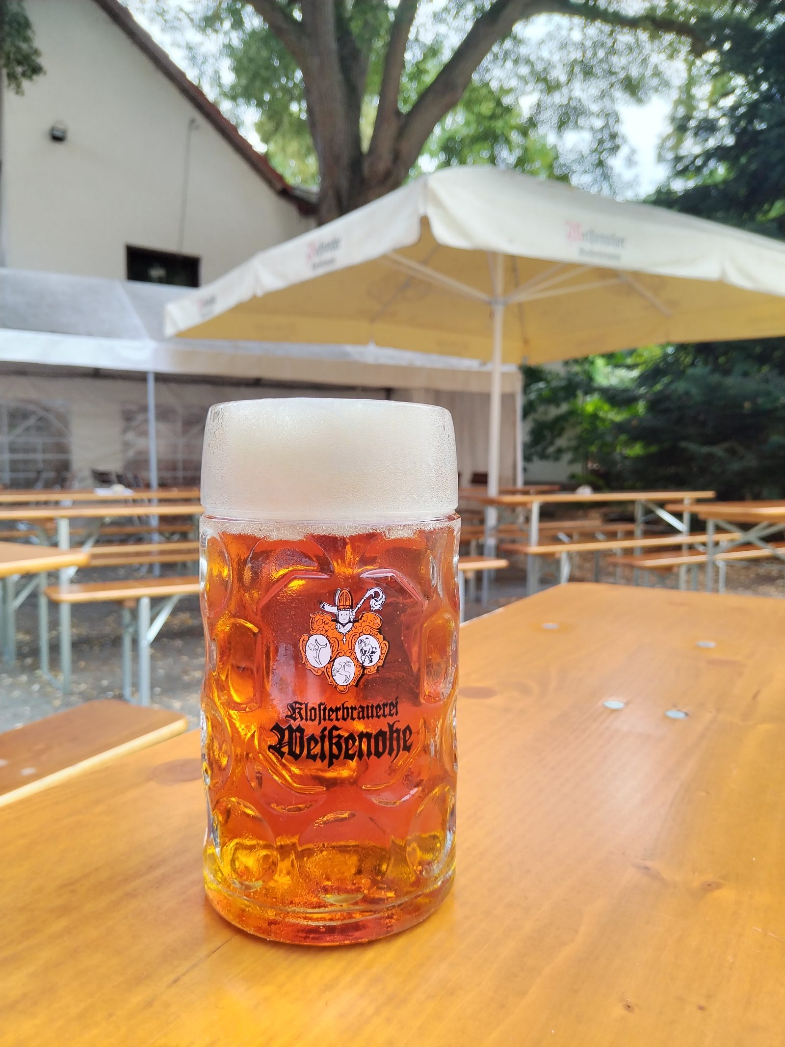 Weißenoher Maß im Biergarten