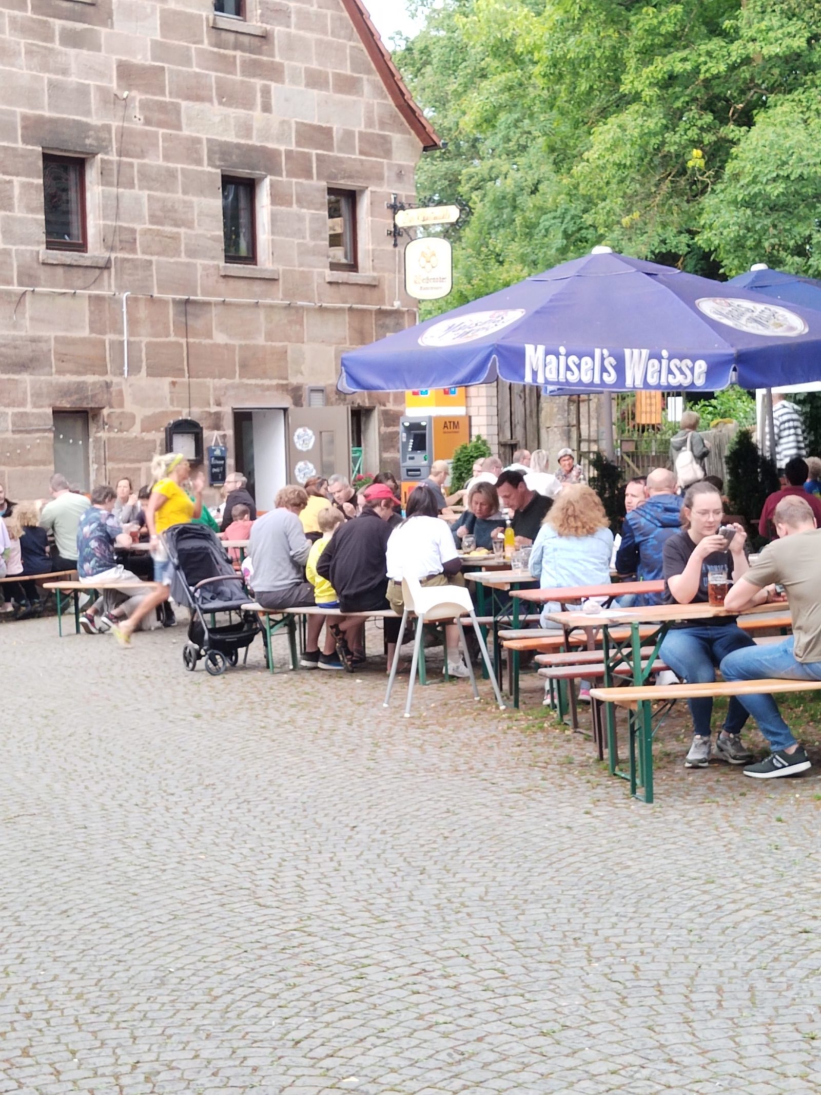 Biergarten an einem Sommerabend