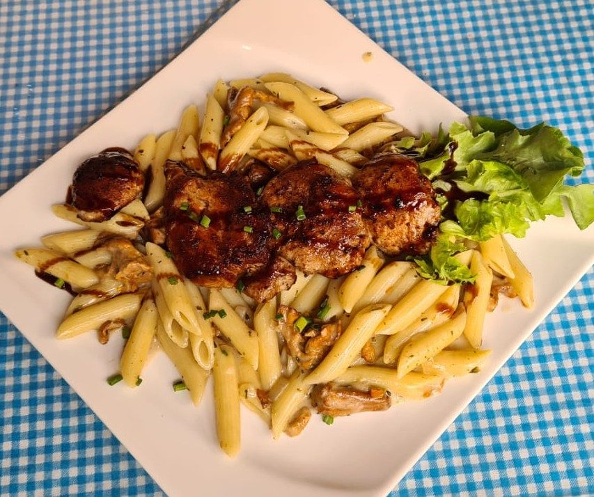 Gebratene Hähnchenbrust mit Nudeln