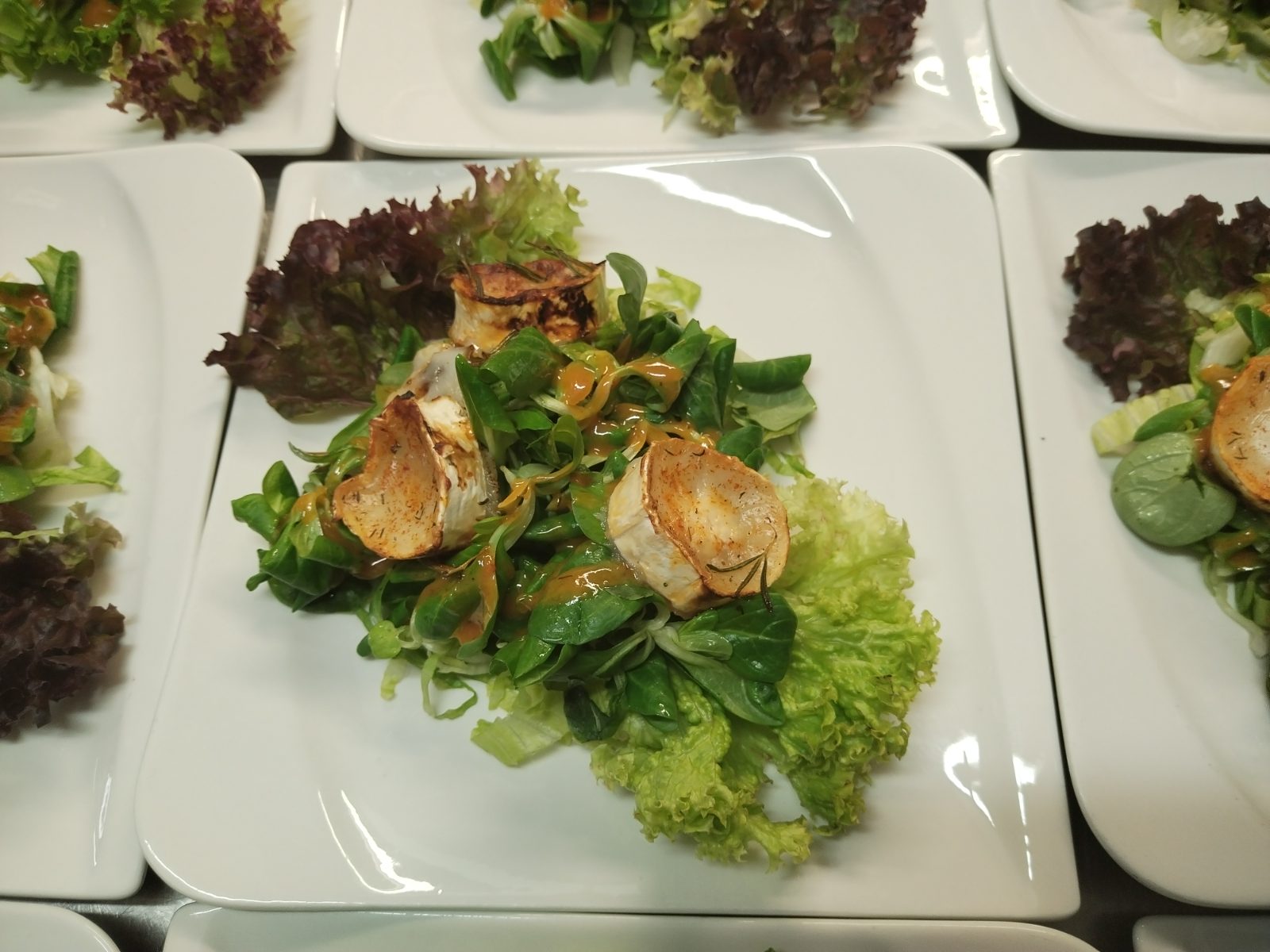 Bunter Salat mit Hähnchen in Streifen